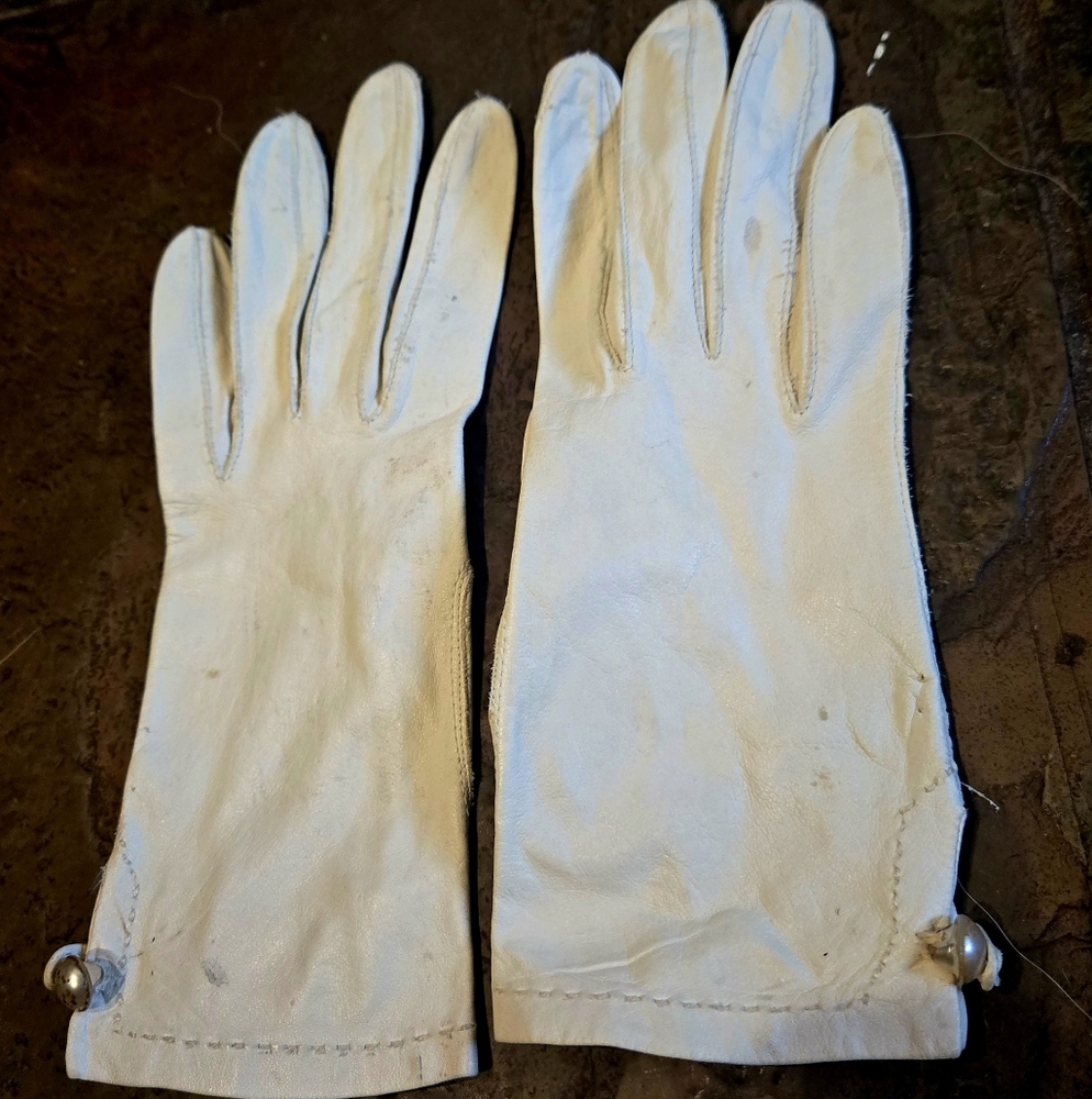 Elegant Cream Leather Gloves
